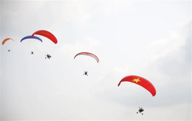 Plus de 30 pilotes nationaux et étrangers au premier tournoi de parapente élargi de Ho Chi Minh-Ville