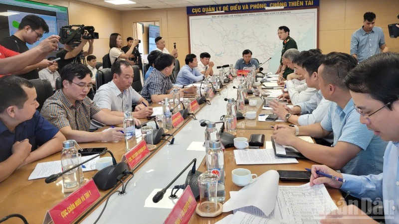 Le vice-ministre de l’Agriculture et de l’Environnement, Nguyên Hoang Hiêp, préside une réunion d’urgence afin de faire face au typhon Bualoi, la dixième tempête de cette année à frapper le Vietnam. Photo: VNA