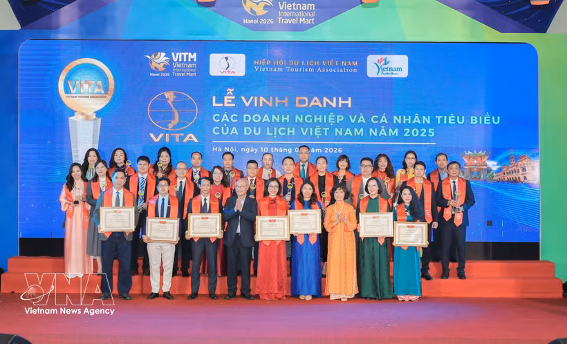 80 personnalités et 141 entreprises touristiques distinguées. Photo: VNA