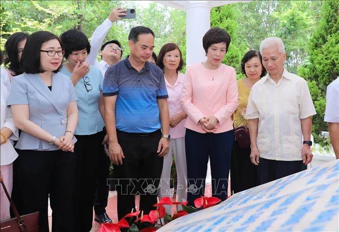 Vu Viêt Trang, directrice générale de l’Agence vietnamienne d’Information (VNA) (3e à droite) , présente le site à des anciens dirigeants de l’agence à travers les différentes époques. Photo: VNA