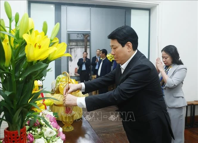 A l'approche du Nouvel An lunaire du Serpent 2025, le président de la République, Luong Cuong, rend hommage au feu secrétaire général du Parti Nguyên Phu Trong. Photo: VNA