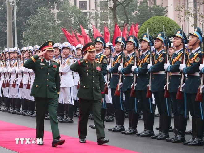 Le général Nguyên Tân Cuong, chef d'état-major général de l'Armée populaire du Vietnam et vice-ministre de la Défense et le général de division Saichay Kommasith, vice-ministre lao de la Défense et chef d'état-major général de l'Armée populaire lao. Photo: VNA