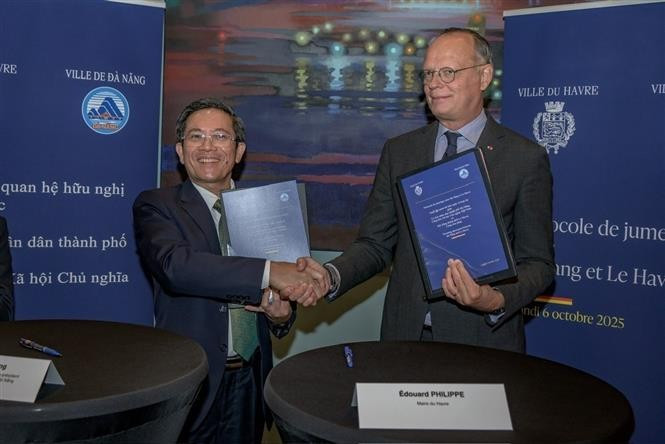 Le vice-président du Comité populaire de la ville de Da Nang, Trân Nam Hung (gauche), et le maire de la ville du Havre, Édouard Philippe, signent un Protocole d'Entente instaurant une relation de coopération et d'amitié entre ces deux cités portuaires, l'une au Vietnam, l'autre en France. Photo: VNA