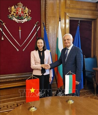 Le ministre bulgare de la Défense, Atanas Zapryanov, et l’ambassadrice du Vietnam en Bulgarie, Nguyên Thi Minh Nguyêt. Photo: VNA