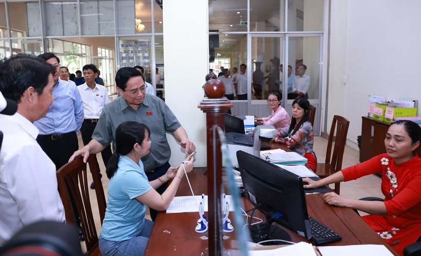 Le Premier ministre Pham Minh Chinh inspecte le Centre de services administratifs publics du quartier de Ninh Kiêu, à Cân Tho (delta du Mékong). Photo: VNA