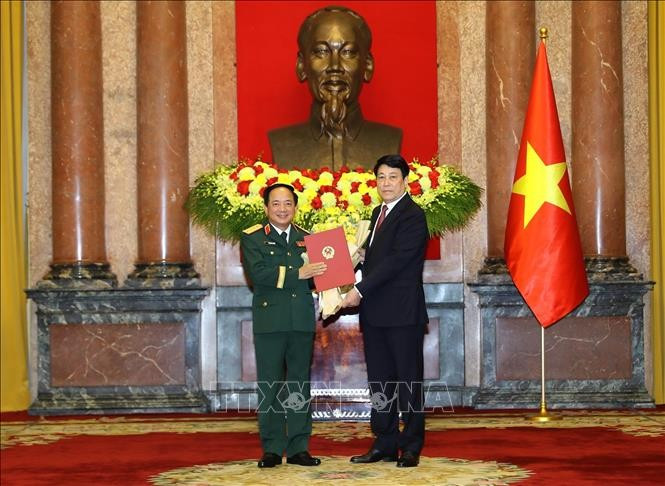 Le président de la République, Luong Cuong, et le général Trinh Van Quyêt, secrétaire du Comité central du Parti communiste du Vietnam (PCV) et président du Département général de la politique de l’Armée populaire du Vietnam. Photo: VNA