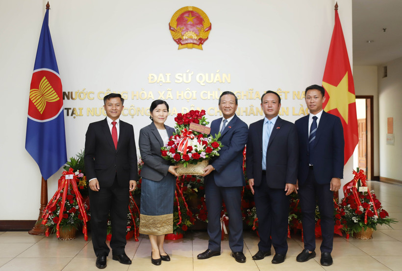 À l'occasion du 80e anniversaire de la Fête nationale du Vietnam (2 septembre 1945 –2025), l'ambassade du Vietnam à Vientiane a accueilli, les 19 et 20 août, de nombreuses délégations représentant les ministères, organismes du Laos venus présenter leurs félicitations. Photo: VNA