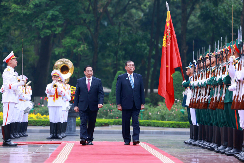 Le Premier ministre Pham Minh Chinh (gauche) et son homologue japonais Ishiba Shigeru. Photo: VNA