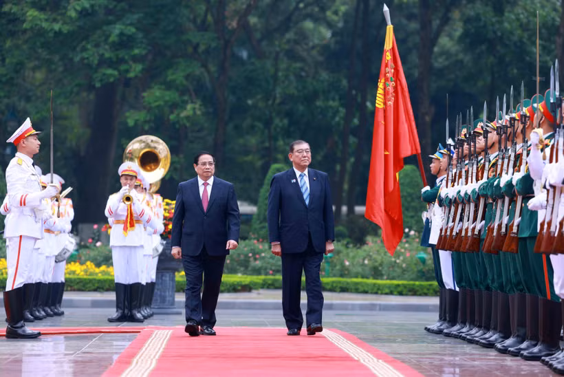 Le Premier ministre Pham Minh Chinh (gauche) et son homologue japonais Ishiba Shigeru. Photo: VNA