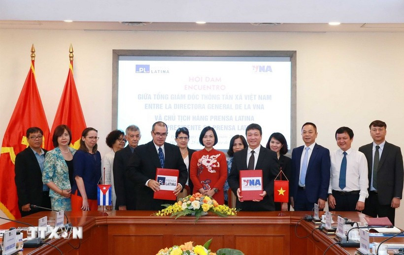 Le président de l’agence de presse Prensa Latina, Luis Enrique Gonzalez Acosta, et le rédacteur en chef du Vietnam Illustré, Nguyên Thang, signent un accord de coopération pour la publication et la diffusion du Vietnam Illustré en langue espagnole, le 25 septembre 2023. Photo: VNA