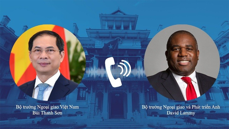 Le vice-Premier ministre et ministre des Affaires étrangères (AE) Bui Thanh Son (gauche) a un entretien téléphonique le 20 décembre avec le secrétaire d'État aux Affaires étrangères, du Commonwealth et du Développement du Royaume-Uni, David Lammy. 