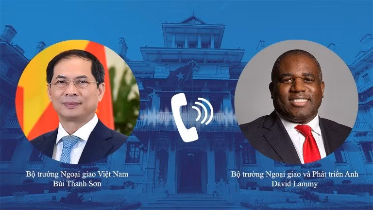 Le vice-Premier ministre et ministre des Affaires étrangères (AE) Bui Thanh Son (gauche) a un entretien téléphonique le 20 décembre avec le secrétaire d'État aux Affaires étrangères, du Commonwealth et du Développement du Royaume-Uni, David Lammy. 