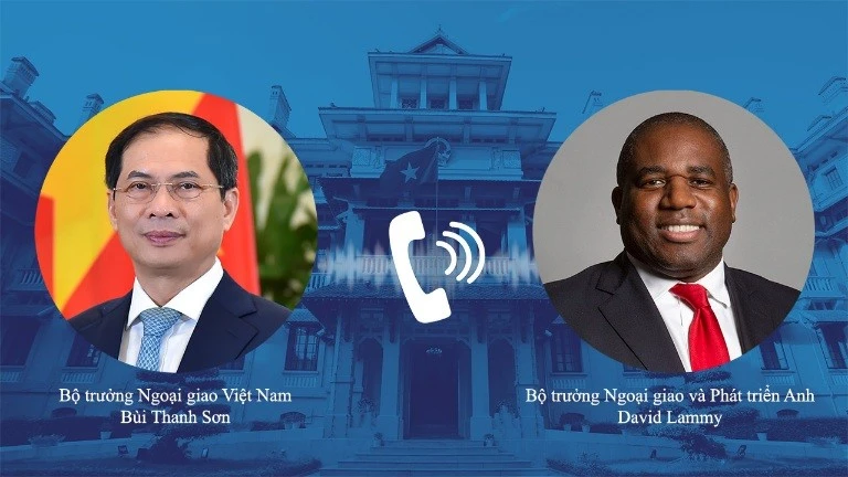 Le vice-Premier ministre et ministre des Affaires étrangères (AE) Bui Thanh Son (gauche) a un entretien téléphonique le 20 décembre avec le secrétaire d'État aux Affaires étrangères, du Commonwealth et du Développement du Royaume-Uni, David Lammy. 