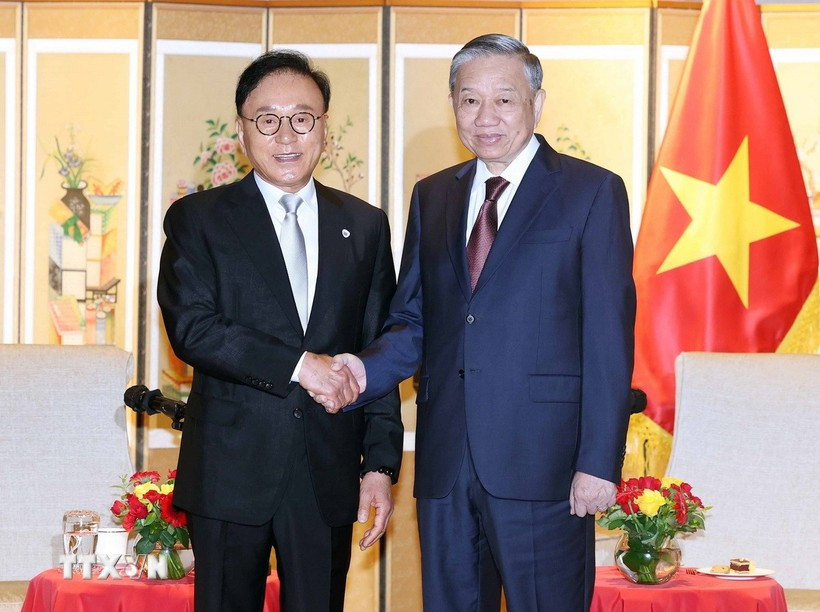 Le secrétaire général du Parti communiste du Vietnam (PCV), Tô Lâm (droite), et l’ancien consul honoraire du Vietnam à Busan, Park Soo Kwan, un ami sincère du peuple vietnamien. Photo: VNA