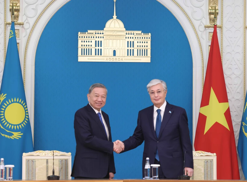 Le secrétaire général du Parti, Tô Lâm, et le président kazakh Kassym-Jomart Tokayev. Photo: VNA