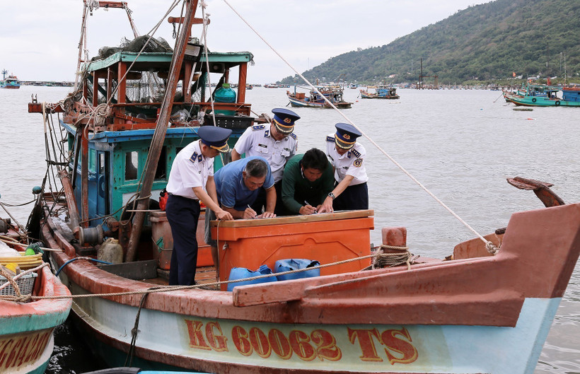 Un armateur signe un engagement à ne pas violer les réglementations relatives à la pêche INN. Photo : VNA.