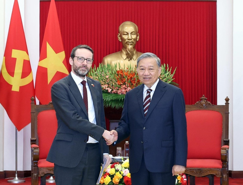 Le secrétaire général du Parti, Tô Lâm (droite) et l’ambassadeur du Royaume-Uni au Vietnam, Iain Frew. Photo: VNA