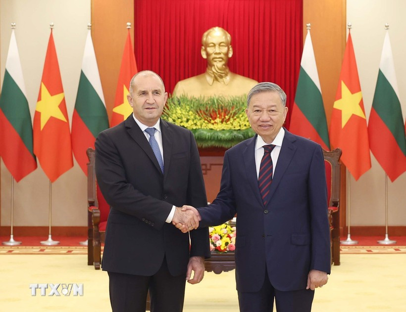 Le leader du PCV Tô Lâm (droite) et le président bulgare Roumen Radev. Photo: VNA
