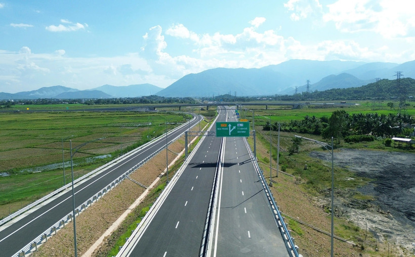 Selon le ministère de la Construction, entre 2004 et 2020, le Vietnam n’avait mis en service que 1.163 km d’autoroutes. En revanche, sur la seule période 2021-2025, 1.313 km supplémentaires ont été achevés, soit un volume équivalant presque à vingt années précédentes cumulées. Photo: VietnamPlus