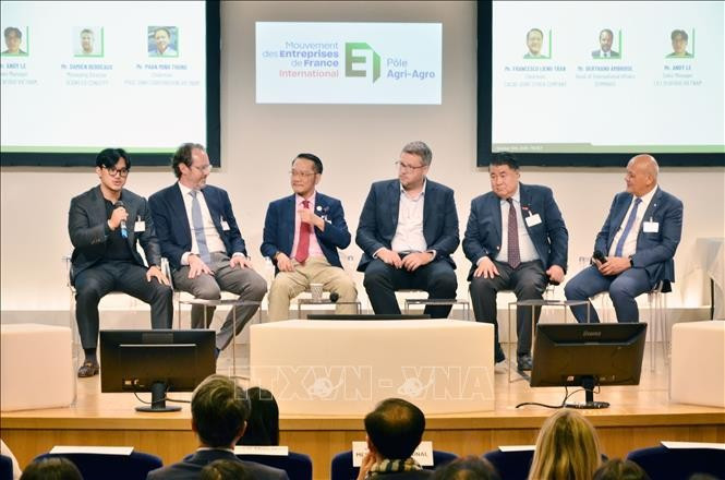 Des représentants d'entreprises discutent des opprtunités d'affaires. Photo: VNA