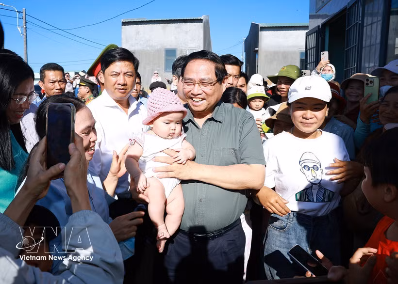 Le Premier ministre Pham Minh Chinh et des habitants. Photo: VNA