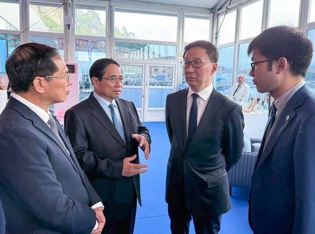 Le Premier ministre Pham Minh Chinh (2e de gauche à droite) rencontre le vice-président chinois Han Zheng. Photo: VGP