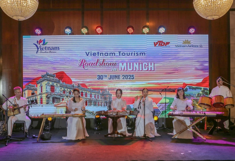 Présentation de la culture vietnamienne aux touristes allemands. Photo: VNA