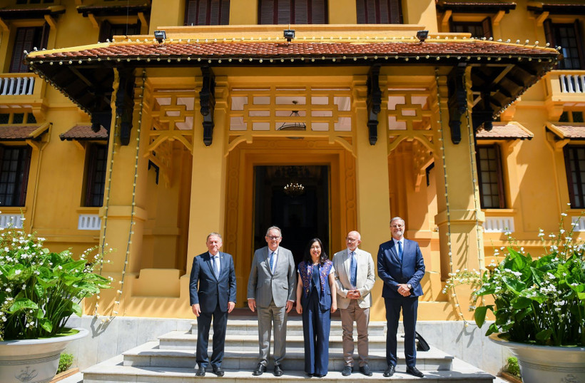 La vice-ministre des Affaires étrangères, Lê Thi Thu Hang, et la délégation du groupe interparlementaire d’amitié France–Vietnam du Sénat français. Photo: ministère des Affaires étrangères