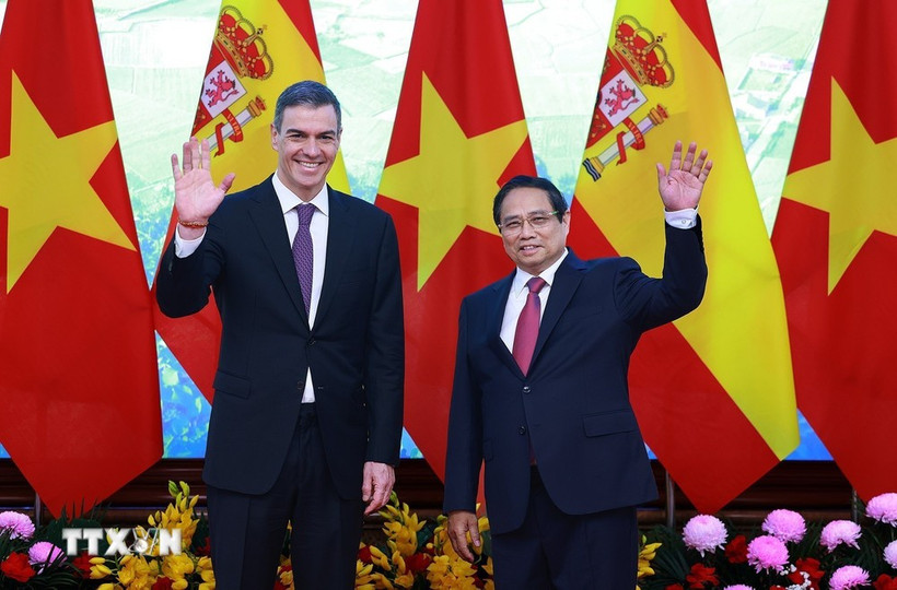 Le Premier ministre Pham Minh Chinh et son homologue espagnol Pedro Sánchez. Photo: VNA