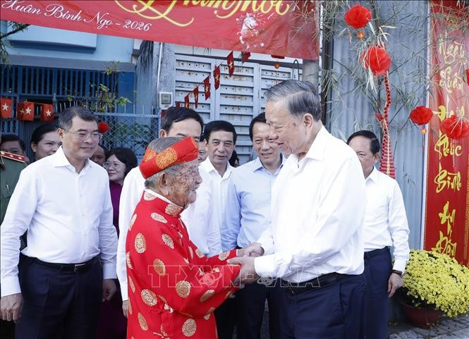 Le leader du Parti présente ses vœux du Têt au chercheur Nguyên Dinh Tu . Photo: VNA