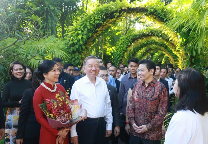 Le secrétaire général du Parti, Tô Lâm, et son épouse, et et le Premier ministre singapourien Lawrence Wong visitent le jardin botanique de Singapour (Singapore Botanic Gardens). Photo: VNA