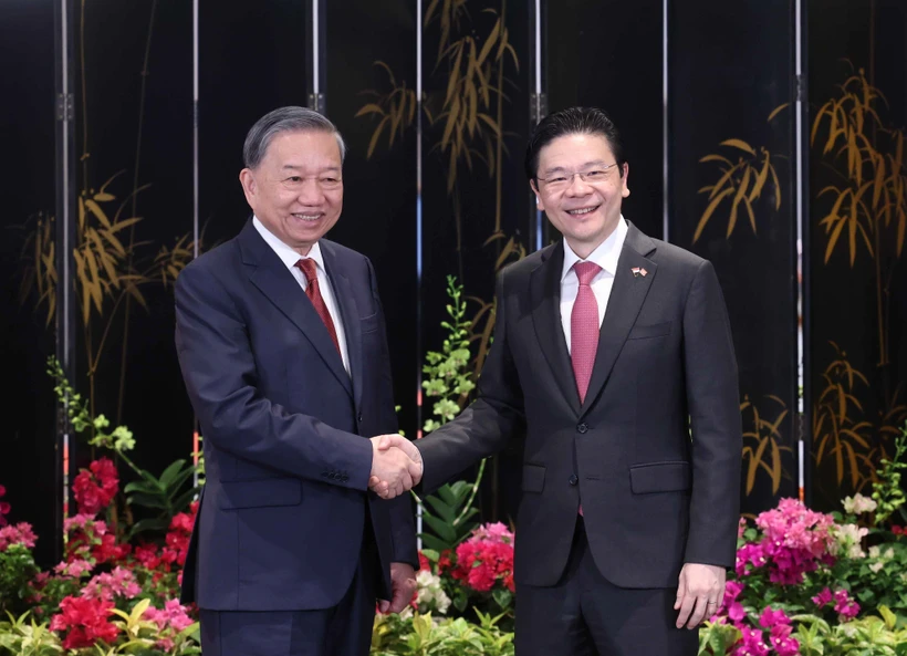 Le secrétaire général du Parti communiste du Vietnam (PCV), Tô Lâm, et le Premier ministre singapourien, Lawrence Wong, également secrétaire général du Parti d’Action populaire de Singapour (PAP). Photo: VNA