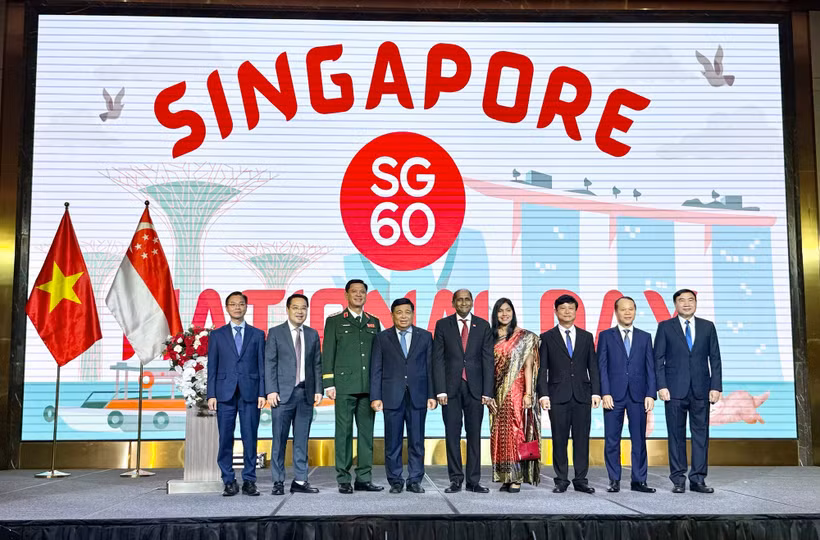 Le vice-Premier ministre Nguyên Chi Dung et des délégués lors 60ᵉ anniversaire de la Fête nationale de Singapour. Photo: VGP