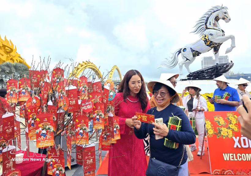 Des touristes étrangers à Da Nang. Photo: VNA