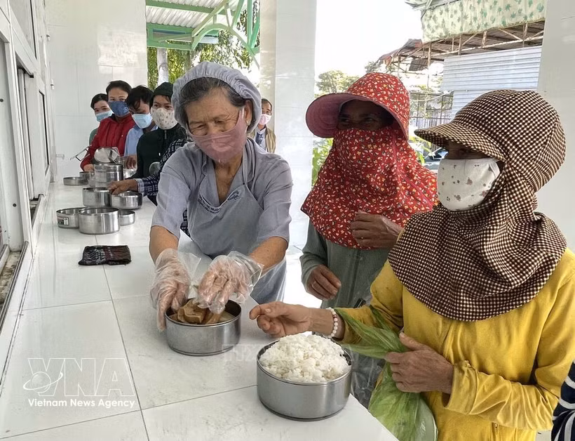 Des patients défavorisés de l’Hôpital général de Ninh Thuân bénéficient des repas gratuits. Photo: VNA