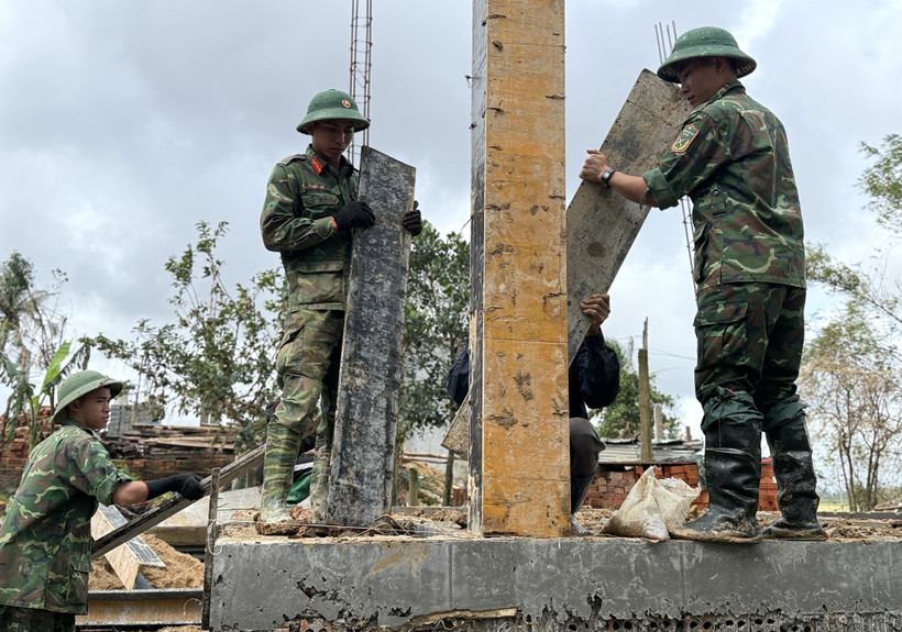 Des soldats de la Division 315 relevant de la 5e région militaire opèrent dans des conditions extrêmes. Photo: VNA