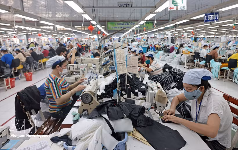 La Société générale par actions de confection Viet Tien, dans la province de Khanh Hoa, investit dans des équipements modernes afin d'accroître la production et d'améliorer la qualité de ses produits. Photo: VNA