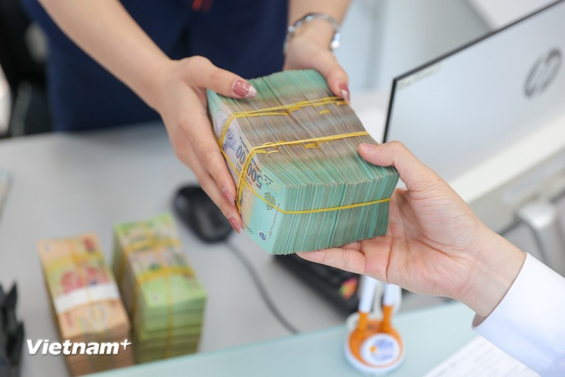 Le Vietnam renforce son dispositif de lutte contre le blanchiment d'argent et le financement du terrorisme avec l'entrée en vigueur, à compter du 1er novembre, d'une nouvelle réglementation exigeant la déclaration à la Banque d'État du Vietnam de toutes les transactions de transferts électroniques nationales d'un montant égal ou supérieur à 500 millions de dôngs. Photo: VietnamPlus