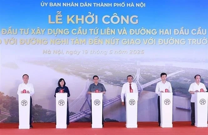 Le Premier ministre donne le coup d'envoi de la construction du pont Tu Liên, à Hanoï