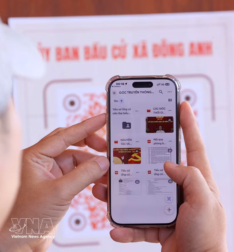 Les électeurs scannent un code QR à l’aide de leur smartphone afin de vérifier rapidement les informations relatives à leur droit de vote. Photo : VNA