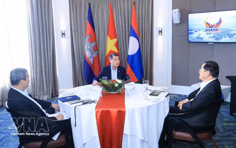 Les Premiers ministres vietnamien (milieu), cambodgien et lao en petit-déjeuner de travail à l’ASEAN. Photo: VNA