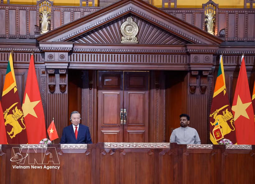 Le secrétaire général du Parti communiste du Vietnam (PCV) et président du Vietnam, To Lam, et le président sri-lankais, Anura Kumara Dissanayake, rencontrent la presse le 8 mai. Photo: VNA