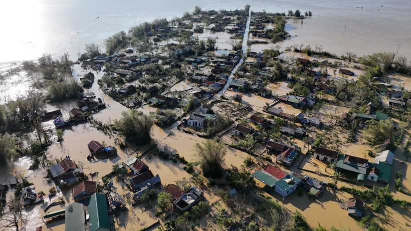 Depuis trois jours, la montée des eaux du fleuve Lam a submergé la quasi-totalité des habitations de l’îlot Hồng Lam (hameau Hồng Lam, commune de Nghi Xuân). Photo: VNA