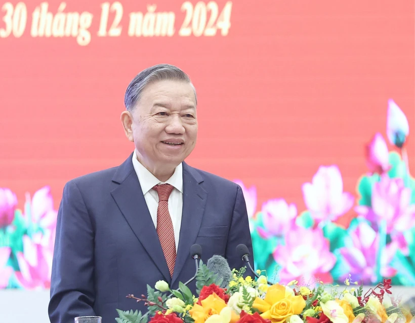 Le secrétaire général du Parti Tô Lâm rencontre à Hanoi 200 intellectuels et scientifiques à l'origine de nombreuses avancées dans leurs domaines respectifs. Photo: VNA