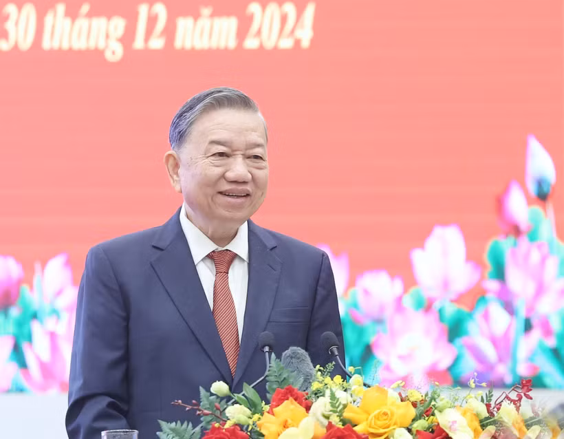 Le secrétaire général du Parti Tô Lâm rencontre à Hanoi 200 intellectuels et scientifiques à l'origine de nombreuses avancées dans leurs domaines respectifs. Photo: VNA