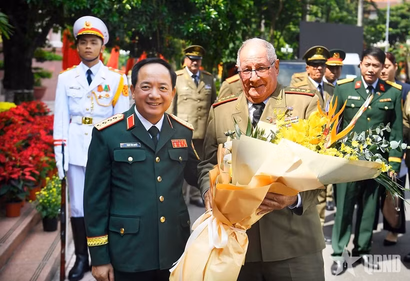 Le général Trinh Van Quyêt, secrétaire du Comité central du Parti et chef du Département général de politique de l'Armée populaire du Vietnam (gauche) et le général de corps d'armée Álvaro López Miera, membre du Bureau politique et ministre des Forces armées révolutionnaires de Cuba. Photo: qdnd