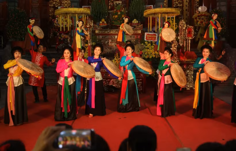 Un numéro artistique est présenté par la Troupe d'art des marionnettes de Hai Phong à la maison communale de Truc Cat, quartier de Le Chan. Photo : VNA