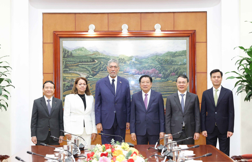Phan Dinh Trac, membre du Bureau politique, secrétaire du Comité central du Parti communiste du Vietnam (PCV) et chef de la Commission des affaires intérieures du Comité central, et la délégation du Mouvement de la Gauche Unie (MIU) de la République dominicaine, conduite par son secrétaire général, Miguel Mejía, également ministre des Politiques d'Intégration Régionale. Photo: VNA