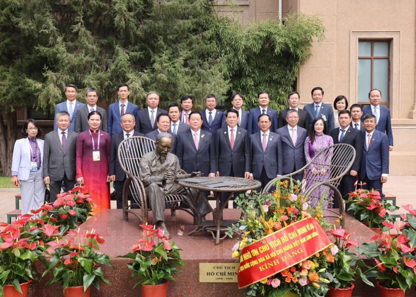 Le président Luong Cuong et le personnel de l'ambassade du Vietnam en Chine. Photo: VNA
