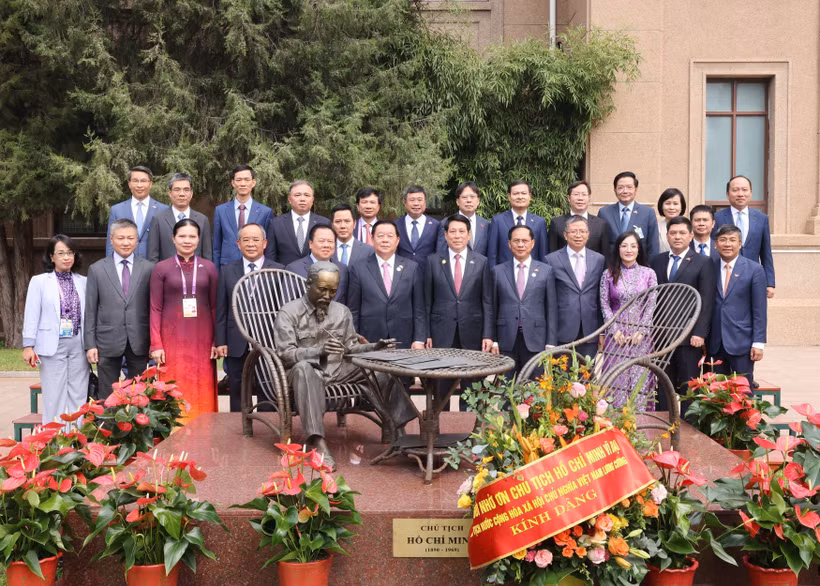 Le président Luong Cuong et le personnel de l'ambassade du Vietnam en Chine. Photo: VNA